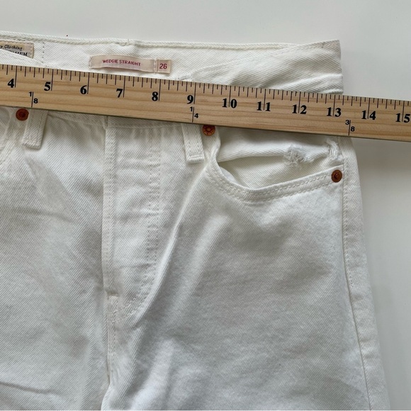 Levi's Women's Cream White High Rise Wedgie Straight Distressed Jeans Size 26 - Picture 9 of 11